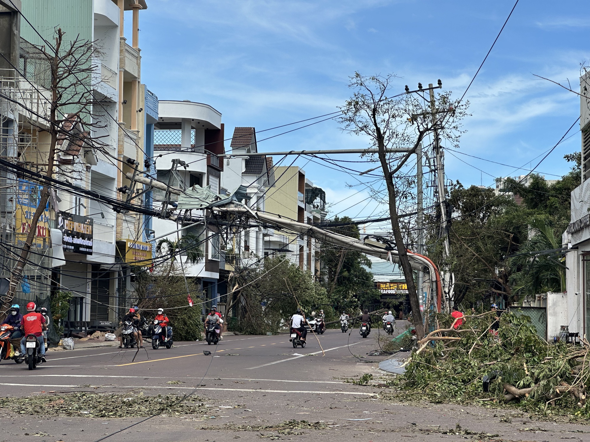 Cận cảnh Gia Lai tan hoang sau bão số 13- Ảnh 4. Cận cảnh Gia Lai tan hoang sau bão số 13- Ảnh 4.