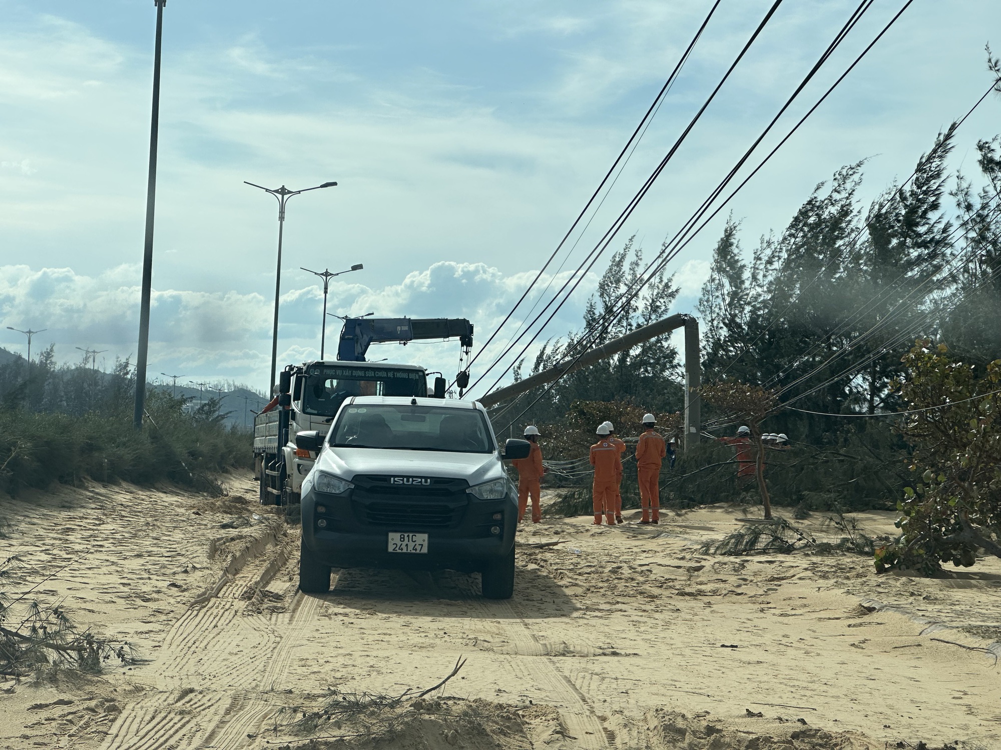 Cận cảnh Gia Lai tan hoang sau bão số 13- Ảnh 9. Cận cảnh Gia Lai tan hoang sau bão số 13- Ảnh 9.