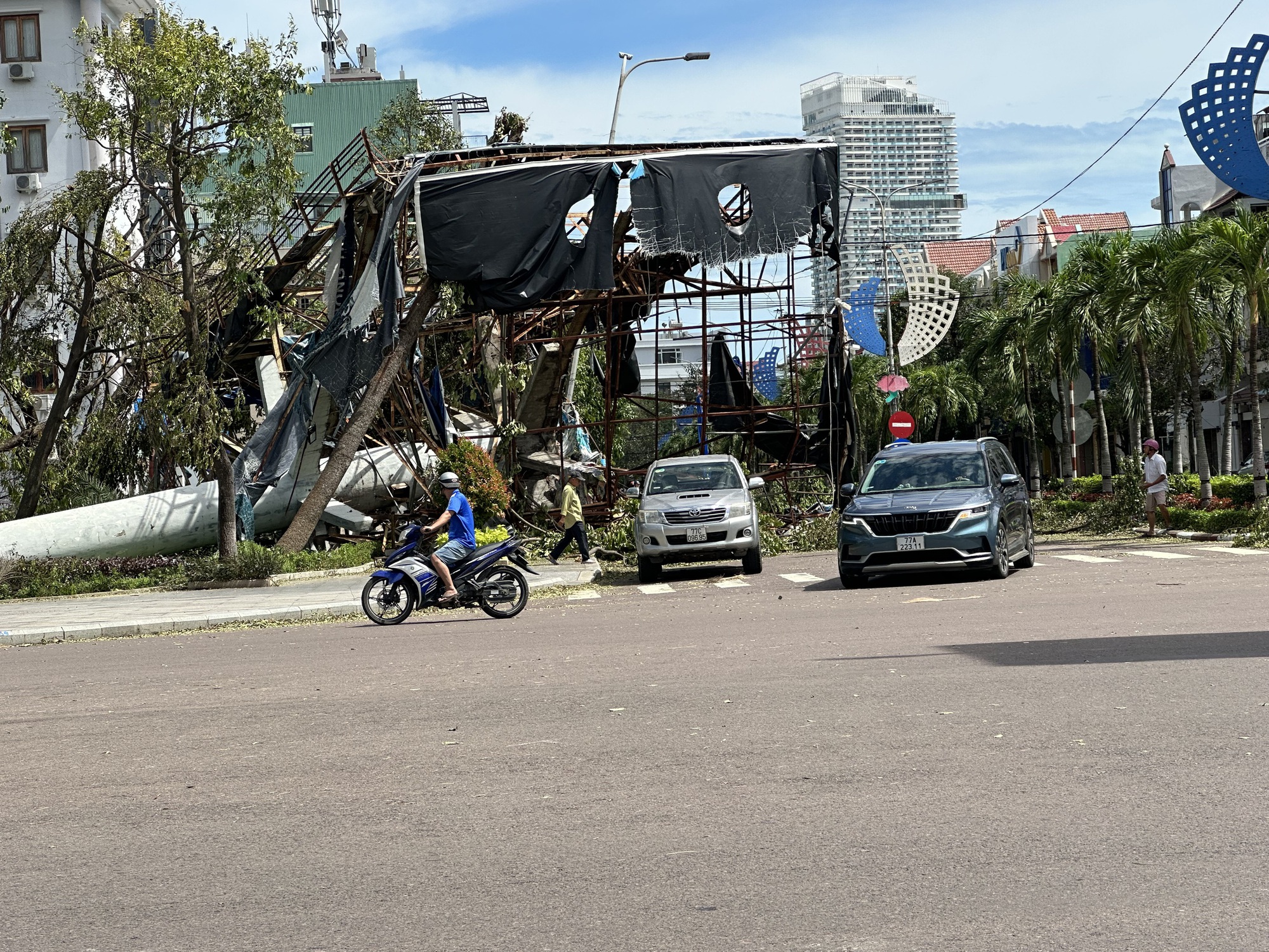 Cận cảnh Gia Lai tan hoang sau bão số 13- Ảnh 13. Cận cảnh Gia Lai tan hoang sau bão số 13- Ảnh 13.