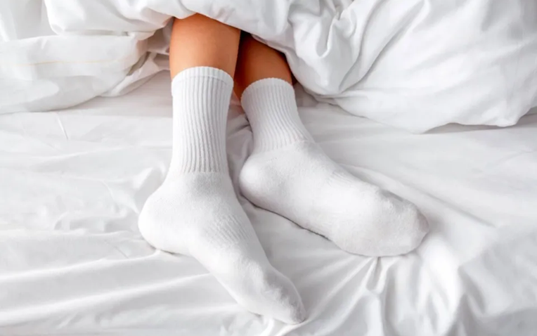 Tại sao nên đi tất khi ngủ vào mùa đông?- Ảnh 1.