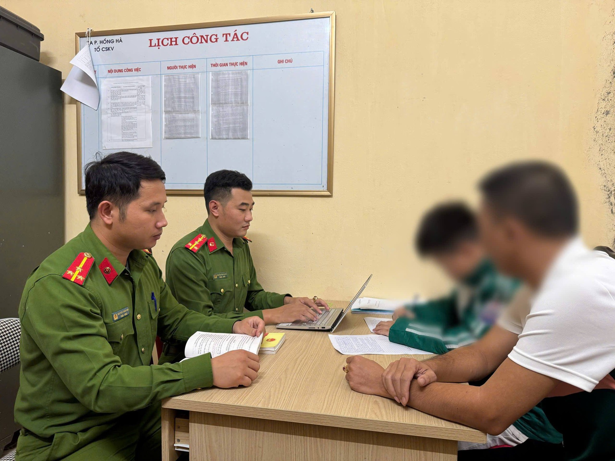 Không bị khởi tố hình sự, nam sinh lớp 8 tấn công rồi đẩy bạn xuống hồ có thể bị xử lý thế nào?