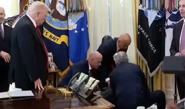 Phòng Bầu dục hỗn loạn khi đại diện hãng dược gục ngã- Ảnh 1. Phòng Bầu dục hỗn loạn khi đại diện hãng dược gục ngã- Ảnh 1.