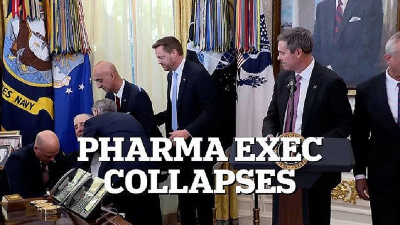 Phòng Bầu dục hỗn loạn khi đại diện hãng dược gục ngã- Ảnh 3. Phòng Bầu dục hỗn loạn khi đại diện hãng dược gục ngã- Ảnh 3.