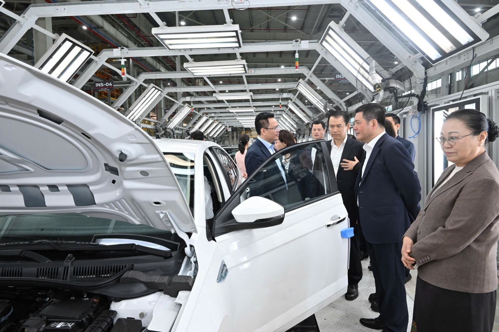 Đón Bộ trưởng Lào, nhà máy ô tô công suất 120.000 xe/năm tuyên bố lấn sân sang xe điện và muốn xuất khẩu sang Lào- Ảnh 1. Đón Bộ trưởng Lào, nhà máy ô tô công suất 120.000 xe/năm tuyên bố lấn sân sang xe điện và muốn xuất khẩu sang Lào- Ảnh 1.