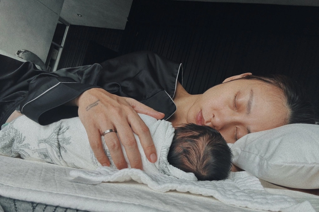 Nữ diễn viên lấy chồng kém 11 tuổi: Sở hữu loạt biệt thự, 46 tuổi sinh con đầu lòng, chồng chăm như em bé- Ảnh 3. Nữ diễn viên lấy chồng kém 11 tuổi: Sở hữu loạt biệt thự, 46 tuổi sinh con đầu lòng, chồng chăm như em bé- Ảnh 3.