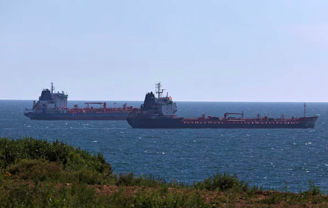 Gần 400 triệu th&ugrave;ng 'tr&ocirc;i dạt' tr&ecirc;n biển kh&ocirc;ng c&oacute; người mua, Nga hạ gi&aacute; dầu ở mức s&acirc;u kỷ lục, chịu &aacute;p lực lớn khi 2 tập đo&agrave;n lớn bị trừng phạt- Ảnh 1.