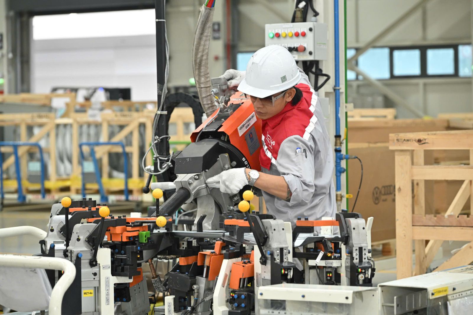 Đón Bộ trưởng Lào, nhà máy ô tô công suất 120.000 xe/năm tuyên bố lấn sân sang xe điện và muốn xuất khẩu sang Lào- Ảnh 2. Đón Bộ trưởng Lào, nhà máy ô tô công suất 120.000 xe/năm tuyên bố lấn sân sang xe điện và muốn xuất khẩu sang Lào- Ảnh 2.