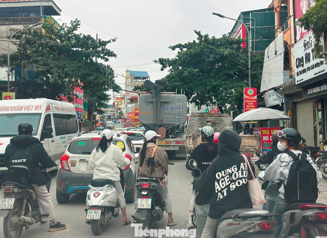 Cận cảnh xe tải trọng lớn phớt lờ biển cấm, nườm nượp 'cày nát' đường dân sinh ở Hưng Yên- Ảnh 9.