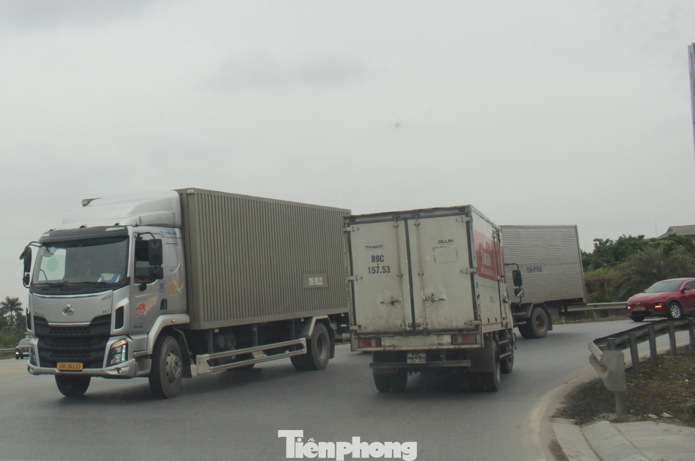 Cận cảnh xe tải trọng lớn phớt lờ biển cấm, nườm nượp 'cày nát' đường dân sinh ở Hưng Yên- Ảnh 2.