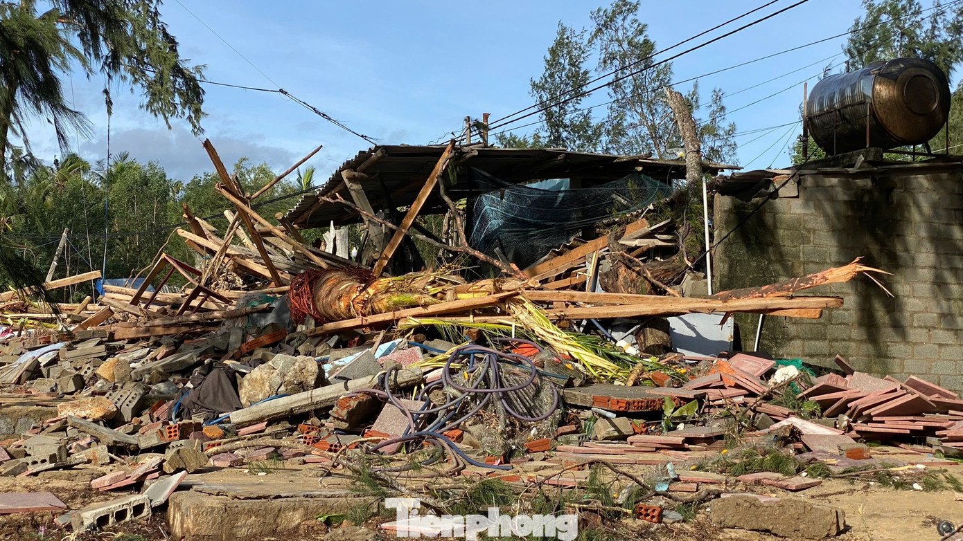 Bờ biển Quảng Ngãi tan hoang sau bão, người dân thất thần bên căn nhà chỉ còn vách tường nghiêng ngả- Ảnh 16.