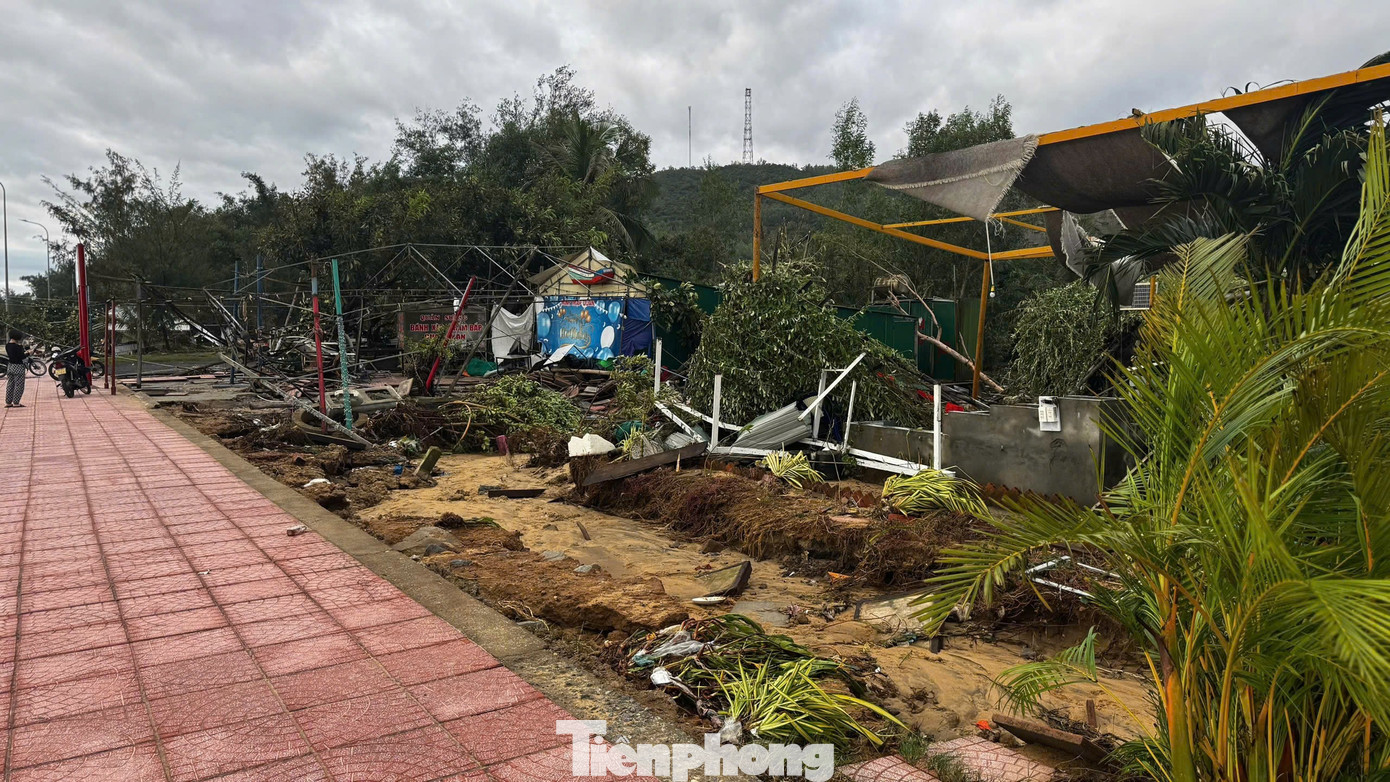 Bờ biển Quảng Ngãi tan hoang sau bão, người dân thất thần bên căn nhà chỉ còn vách tường nghiêng ngả- Ảnh 2.