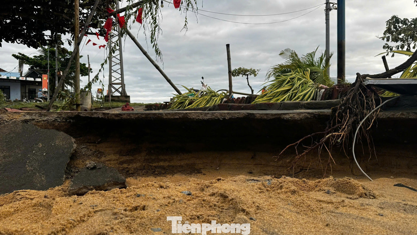 Bờ biển Quảng Ngãi tan hoang sau bão, người dân thất thần bên căn nhà chỉ còn vách tường nghiêng ngả- Ảnh 3.