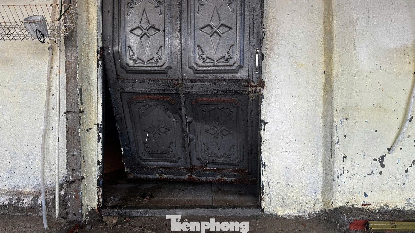 Bờ biển Quảng Ngãi tan hoang sau bão, người dân thất thần bên căn nhà chỉ còn vách tường nghiêng ngả- Ảnh 10.