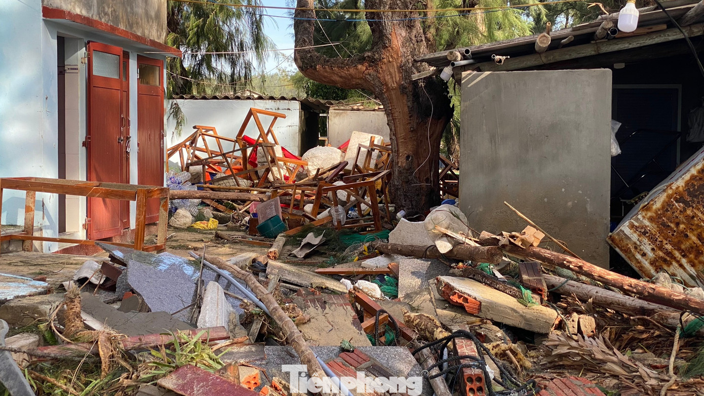 Bờ biển Quảng Ngãi tan hoang sau bão, người dân thất thần bên căn nhà chỉ còn vách tường nghiêng ngả- Ảnh 27.