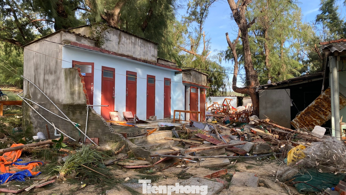 Bờ biển Quảng Ngãi tan hoang sau bão, người dân thất thần bên căn nhà chỉ còn vách tường nghiêng ngả- Ảnh 26.