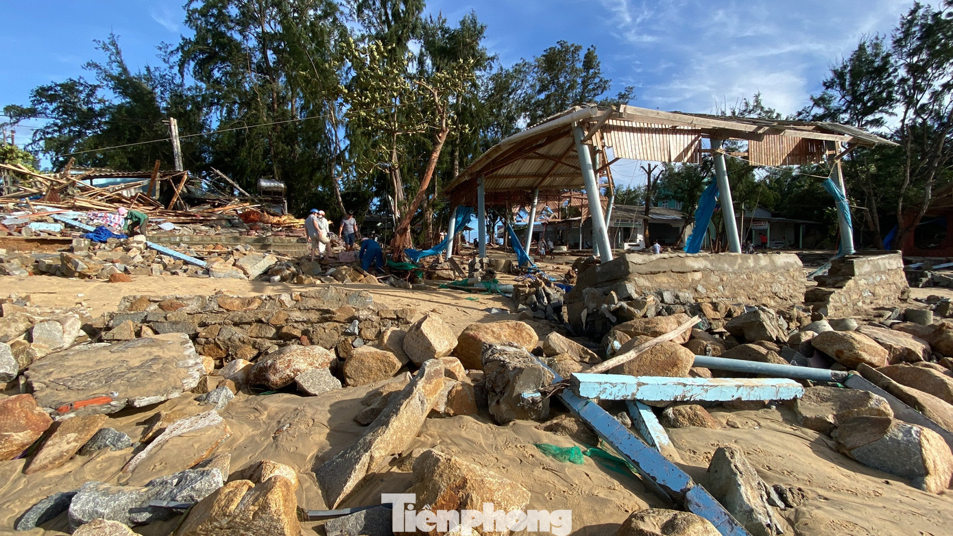Bờ biển Quảng Ngãi tan hoang sau bão, người dân thất thần bên căn nhà chỉ còn vách tường nghiêng ngả- Ảnh 23.