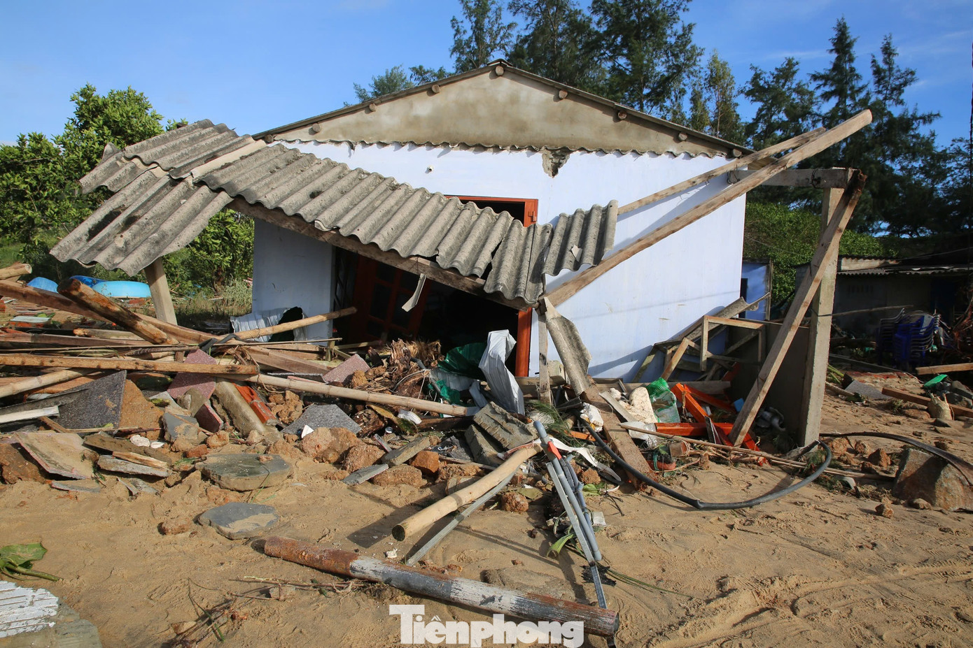 Bờ biển Quảng Ngãi tan hoang sau bão, người dân thất thần bên căn nhà chỉ còn vách tường nghiêng ngả- Ảnh 22.