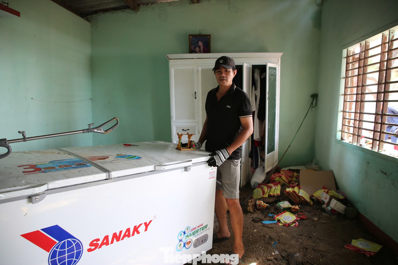 Bờ biển Quảng Ngãi tan hoang sau bão, người dân thất thần bên căn nhà chỉ còn vách tường nghiêng ngả- Ảnh 25.