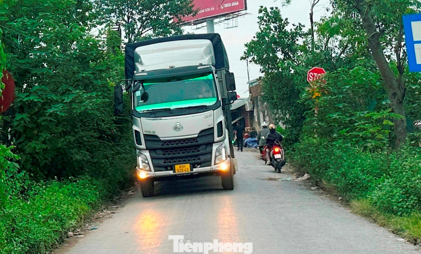 Cận cảnh xe tải trọng lớn phớt lờ biển cấm, nườm nượp 'cày nát' đường dân sinh ở Hưng Yên- Ảnh 4.