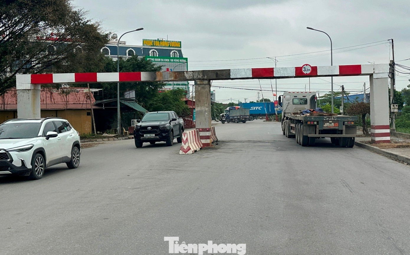 Cận cảnh xe tải trọng lớn phớt lờ biển cấm, nườm nượp 'cày nát' đường dân sinh ở Hưng Yên- Ảnh 6.