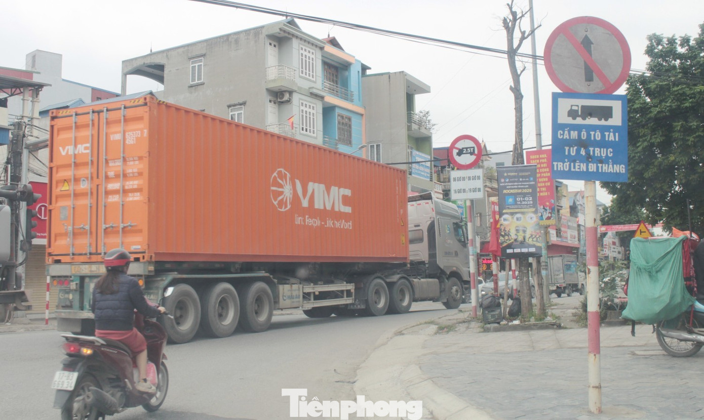 Cận cảnh xe tải trọng lớn phớt lờ biển cấm, nườm nượp 'cày nát' đường dân sinh ở Hưng Yên- Ảnh 7.