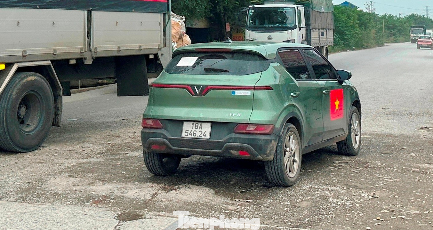 Cận cảnh xe tải trọng lớn phớt lờ biển cấm, nườm nượp 'cày nát' đường dân sinh ở Hưng Yên- Ảnh 8.