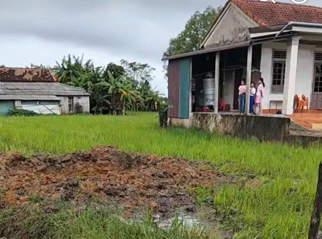 Đã rõ nguyên nhân vụ nổ kinh hoàng giữa ruộng lúa ở Quảng Trị- Ảnh 1. Đã rõ nguyên nhân vụ nổ kinh hoàng giữa ruộng lúa ở Quảng Trị- Ảnh 1.