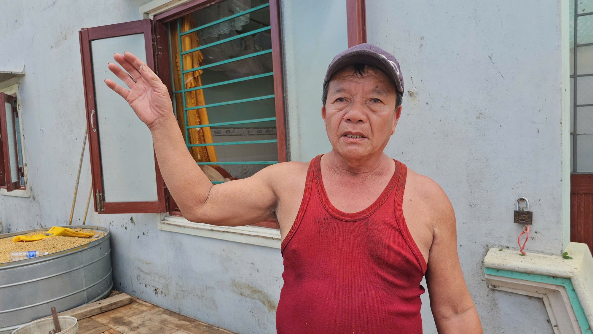 Thời khắc sinh tử của người đàn ông ở lại giữ nhà trong bão số 13- Ảnh 2. Thời khắc sinh tử của người đàn ông ở lại giữ nhà trong bão số 13- Ảnh 2.