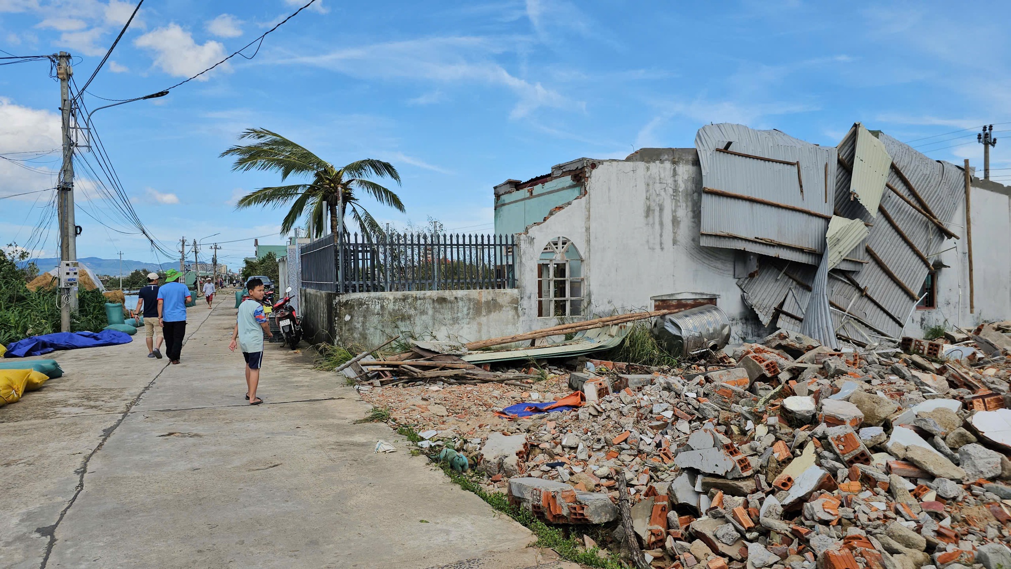 Thời khắc sinh tử của người đàn ông ở lại giữ nhà trong bão số 13- Ảnh 3. Thời khắc sinh tử của người đàn ông ở lại giữ nhà trong bão số 13- Ảnh 3.