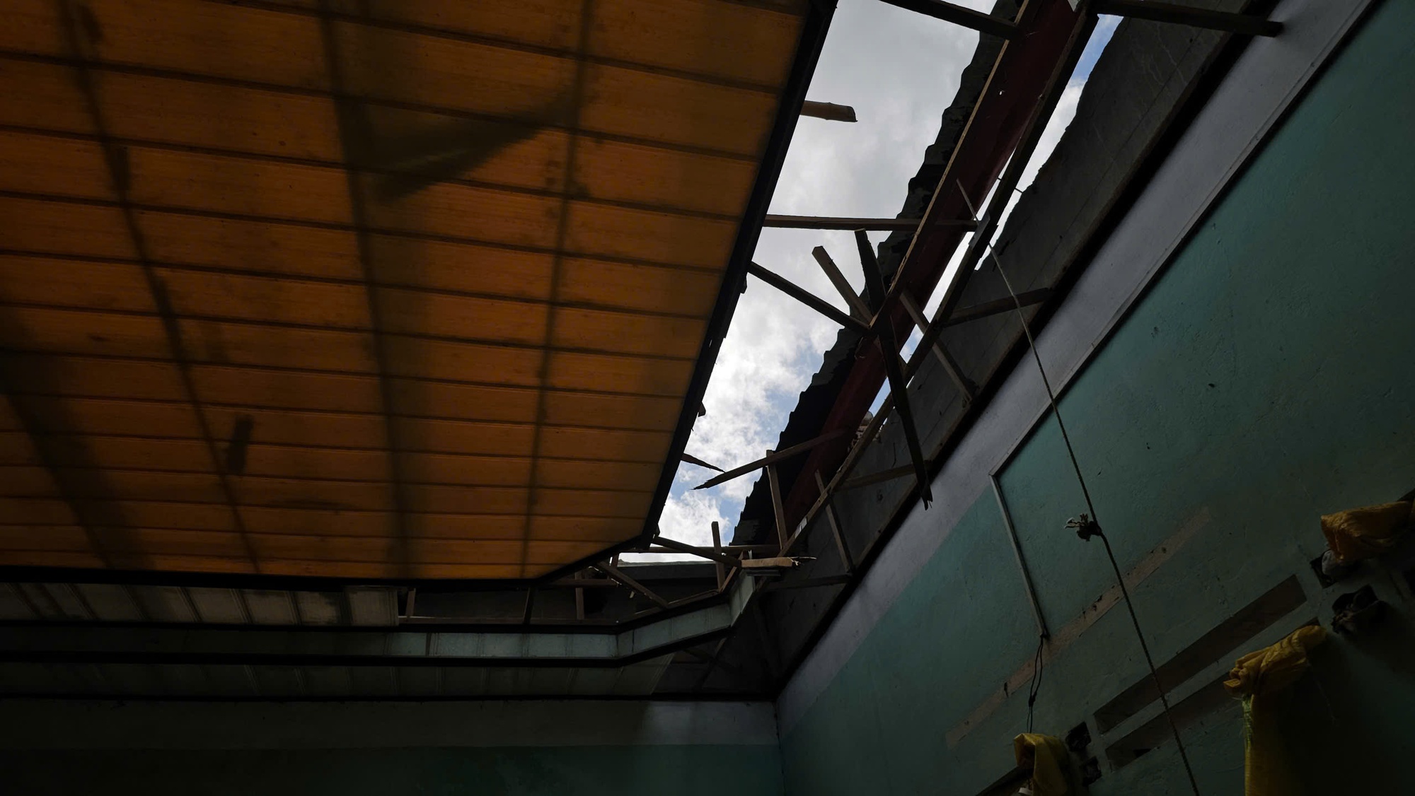 Thời khắc sinh tử của người đàn ông ở lại giữ nhà trong bão số 13- Ảnh 1. Thời khắc sinh tử của người đàn ông ở lại giữ nhà trong bão số 13- Ảnh 1.