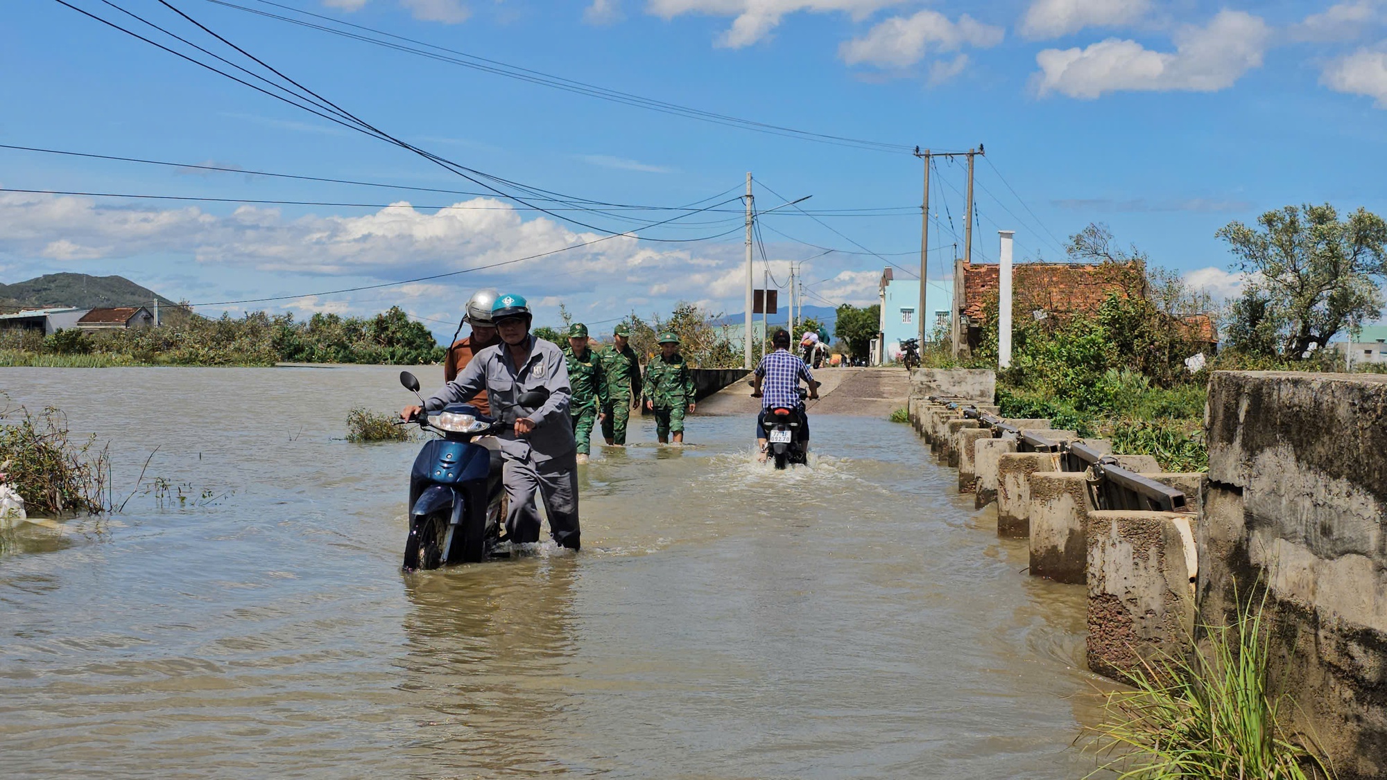 Thời khắc sinh tử của người đàn ông ở lại giữ nhà trong bão số 13- Ảnh 4. Thời khắc sinh tử của người đàn ông ở lại giữ nhà trong bão số 13- Ảnh 4.