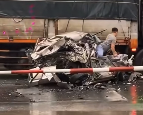 Ninh Bình: Tai nạn hy hữu, xe con bị "vò nát" tài xế vẫn bình an chui ra từ bên trong- Ảnh 1. Ninh Bình: Tai nạn hy hữu, xe con bị "vò nát" tài xế vẫn bình an chui ra từ bên trong- Ảnh 1.