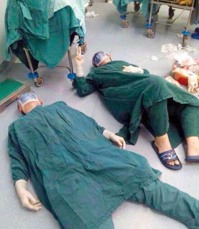 Bức ảnh 2 bác sĩ phẫu thuật nằm trên sàn phòng mổ lạnh lẽo viral khắp mạng- Ảnh 1.