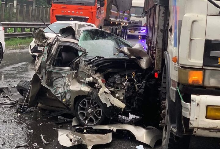 Ô tô nát bươm sau tai nạn, tài xế thoát chết thần kỳ, tự mở cửa chui ra ngoài- Ảnh 1.