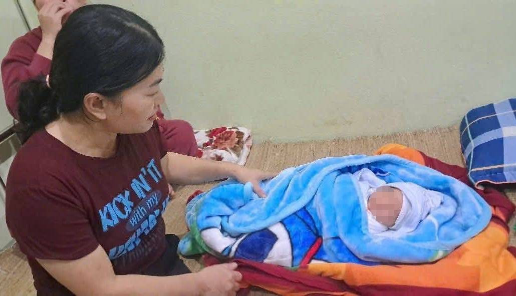 Bé trai sơ sinh kháu khỉnh bị bỏ rơi trước cổng nhà dân trong đêm- Ảnh 1.