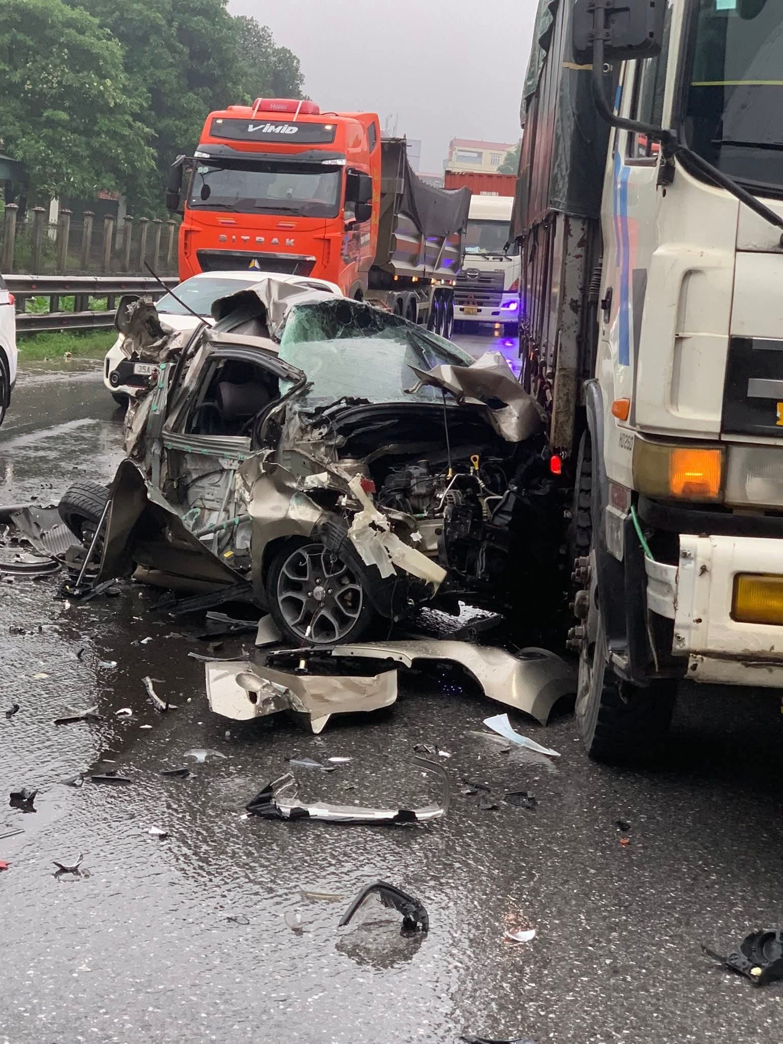 Ninh Bình: Tai nạn hy hữu, xe con bị "vò nát" tài xế vẫn bình an chui ra từ bên trong- Ảnh 2. Ninh Bình: Tai nạn hy hữu, xe con bị "vò nát" tài xế vẫn bình an chui ra từ bên trong- Ảnh 2.