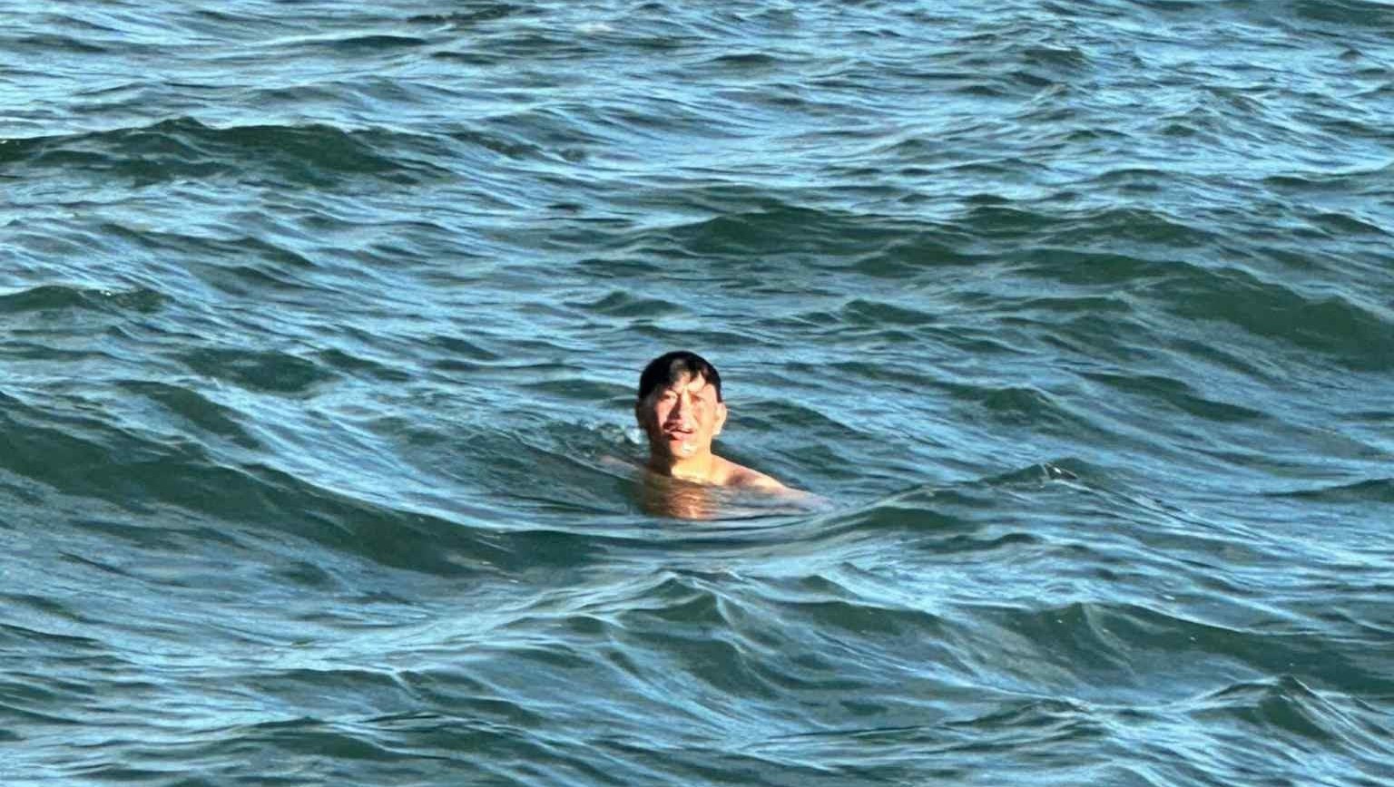 Kỳ tích: Tìm thấy người thứ 2 trong 3 người ở Lý Sơn bị sóng cuốn trôi sau 2 ngày- Ảnh 1.