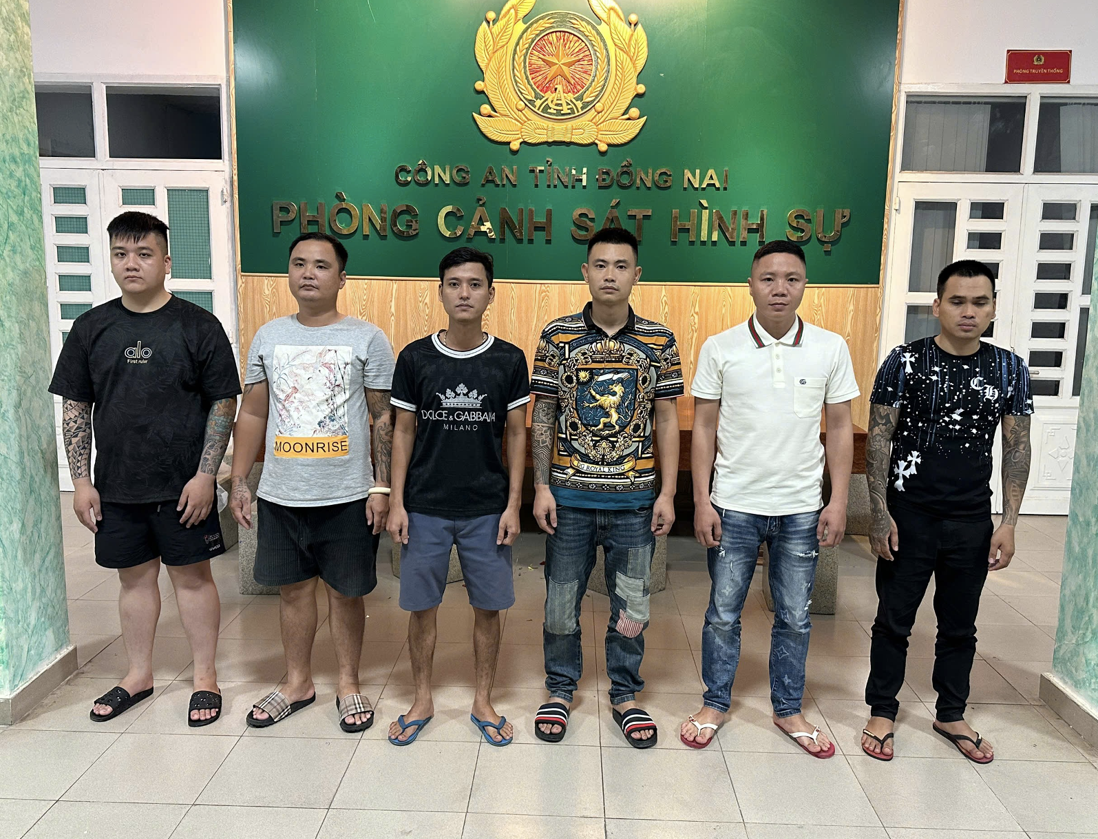 Kêu gọi những ai là nạn nhân của nhóm “Văn Dương” đến công an gần nhất để trình báo- Ảnh 1. Kêu gọi những ai là nạn nhân của nhóm “Văn Dương” đến công an gần nhất để trình báo- Ảnh 1.