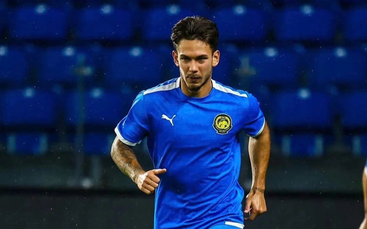 Cầu thủ nhập tịch Malaysia nhận tin sốc: Bị 2 đội bóng cắt hợp đồng cùng lúc, rơi vào cảnh thất nghiệp