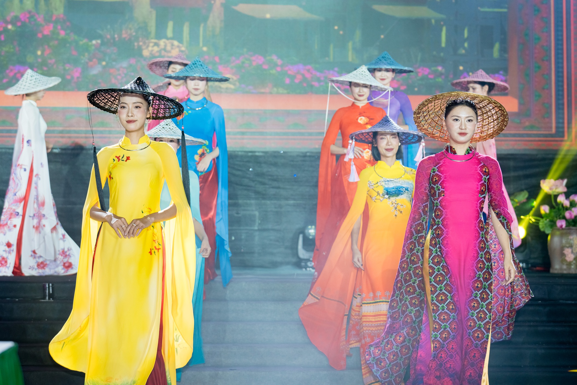 Bộ sưu tập của NTK Vũ Thảo Giang gây ấn tượng tại Lễ hội Áo dài Du lịch 2025- Ảnh 7. Bộ sưu tập của NTK Vũ Thảo Giang gây ấn tượng tại Lễ hội Áo dài Du lịch 2025- Ảnh 7.