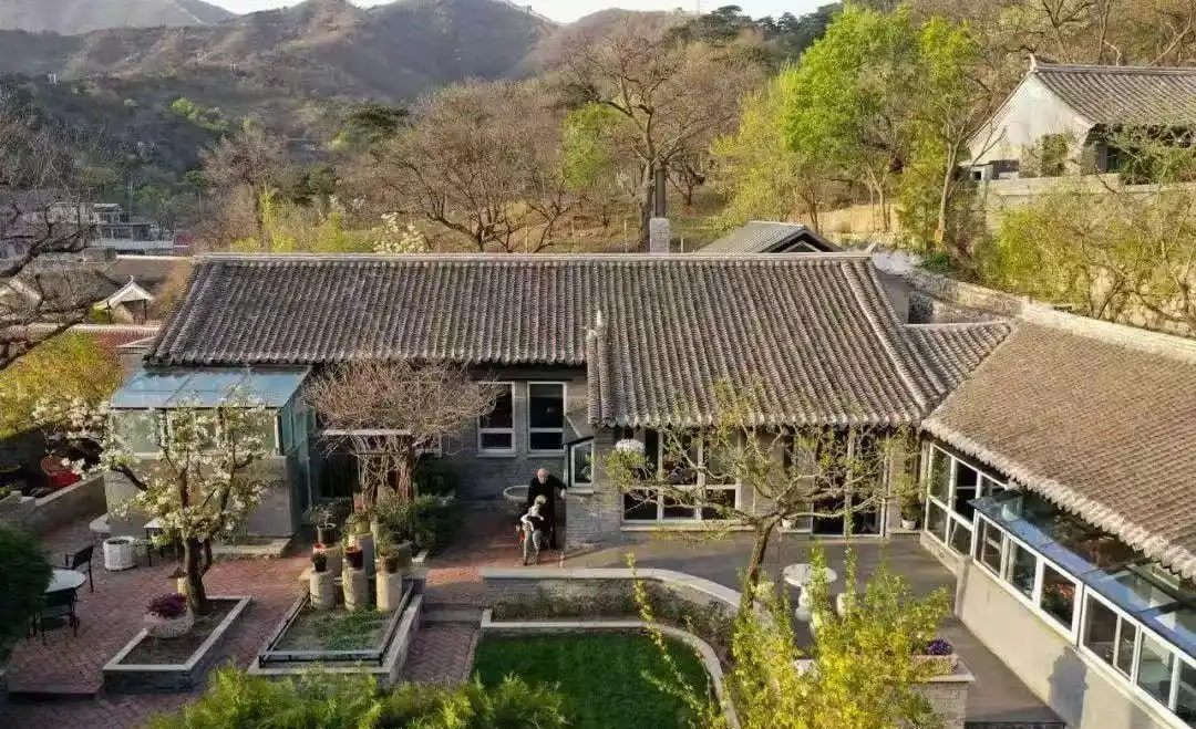 Người đàn ông xây biệt thự dưới chân Vạn Lý Trường Thành, hồi sinh cả 1 ngôi làng: 1,4 tỷ dân Trung phải nể!- Ảnh 1. Người đàn ông xây biệt thự dưới chân Vạn Lý Trường Thành, hồi sinh cả 1 ngôi làng: 1,4 tỷ dân Trung phải nể!- Ảnh 1.