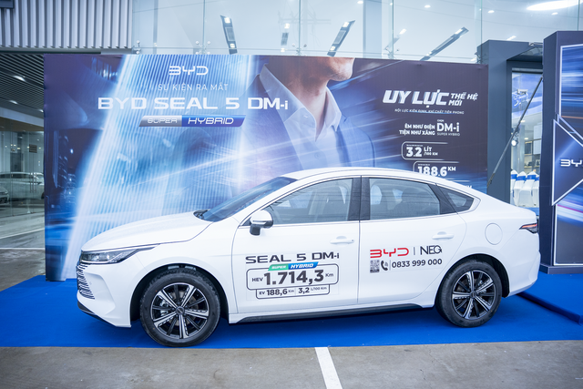 Hàng trăm khách đổ về BYD Tiền Giang: Mẫu sedan mới "chào sân" với kỷ lục 1.200km, "uống" 0,8L xăng/100km - Ảnh 1.