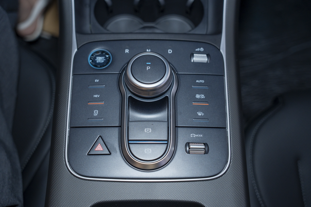 Hàng trăm khách đổ về BYD Tiền Giang: Mẫu sedan mới "chào sân" với kỷ lục 1.200km, "uống" 0,8L xăng/100km - Ảnh 8.