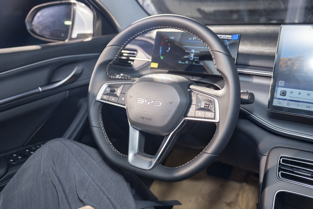 Hàng trăm khách đổ về BYD Tiền Giang: Mẫu sedan mới "chào sân" với kỷ lục 1.200km, "uống" 0,8L xăng/100km - Ảnh 6.