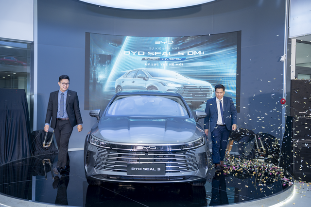 Hàng trăm khách đổ về BYD Tiền Giang: Mẫu sedan mới "chào sân" với kỷ lục 1.200km, "uống" 0,8L xăng/100km - Ảnh 9.