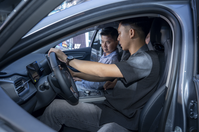Hàng trăm khách đổ về BYD Tiền Giang: Mẫu sedan mới "chào sân" với kỷ lục 1.200km, "uống" 0,8L xăng/100km - Ảnh 2.