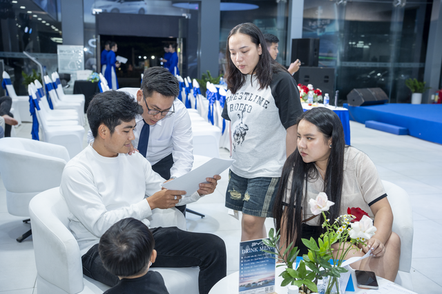 Hàng trăm khách đổ về BYD Tiền Giang: Mẫu sedan mới "chào sân" với kỷ lục 1.200km, "uống" 0,8L xăng/100km - Ảnh 3.