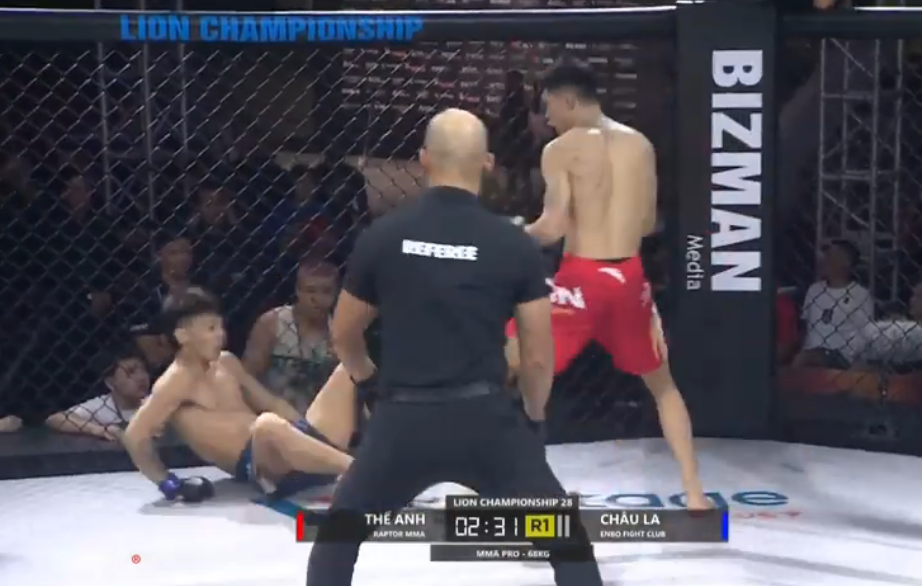 Võ sĩ Việt Nam trúng “độc chiêu” của cao thủ Trung Quốc- Ảnh 1. Võ sĩ Việt Nam trúng “độc chiêu” của cao thủ Trung Quốc- Ảnh 1.