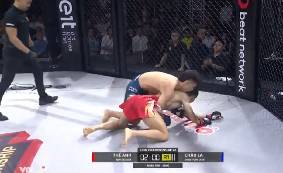 Võ sĩ Việt Nam trúng “độc chiêu” của cao thủ Trung Quốc- Ảnh 2. Võ sĩ Việt Nam trúng “độc chiêu” của cao thủ Trung Quốc- Ảnh 2.