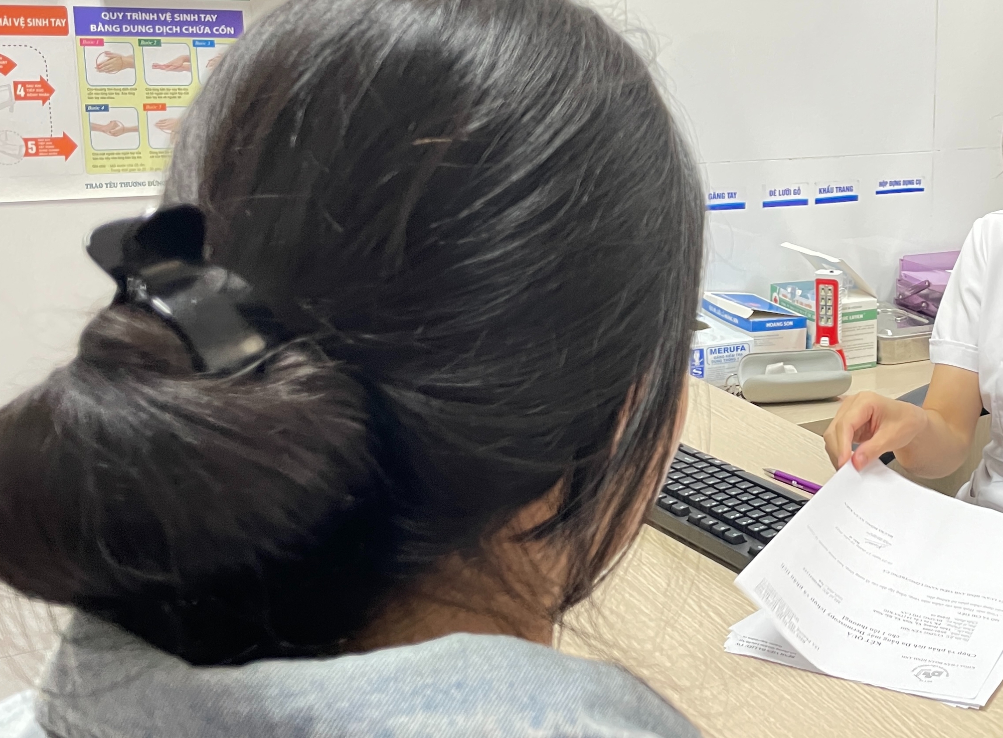 Thiếu nữ gần 18 tuổi mắc s&ugrave;i m&agrave;o g&agrave;, b&aacute;c sĩ cảnh b&aacute;o xu hướng nguy hiểm- Ảnh 1.